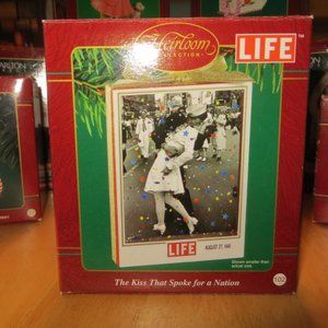 0121E Carlton Cards Ornament - The Kiss that Spoke for a Nation